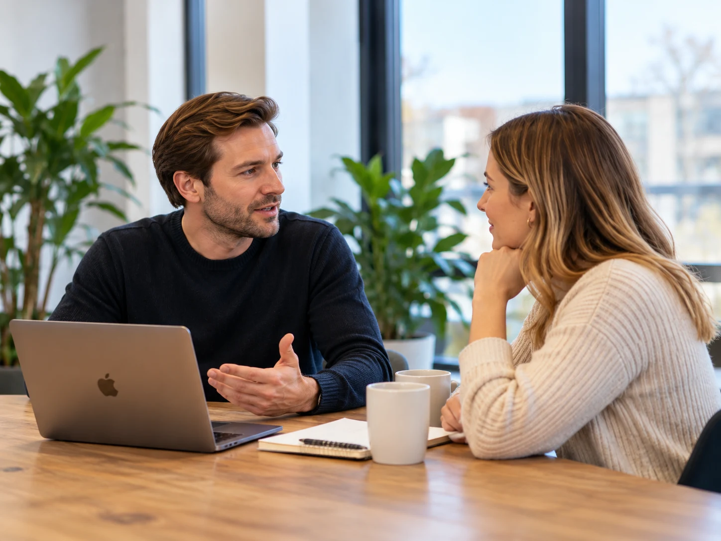 Illustratief gesprek over marketing en AI aan een vergadertafel